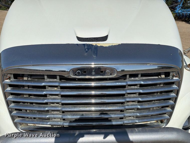 image for item FT8086 2006 Freightliner Columbia semi truck
