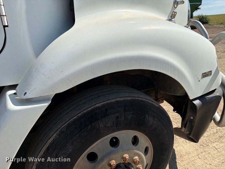 image for item FT8086 2006 Freightliner Columbia semi truck
