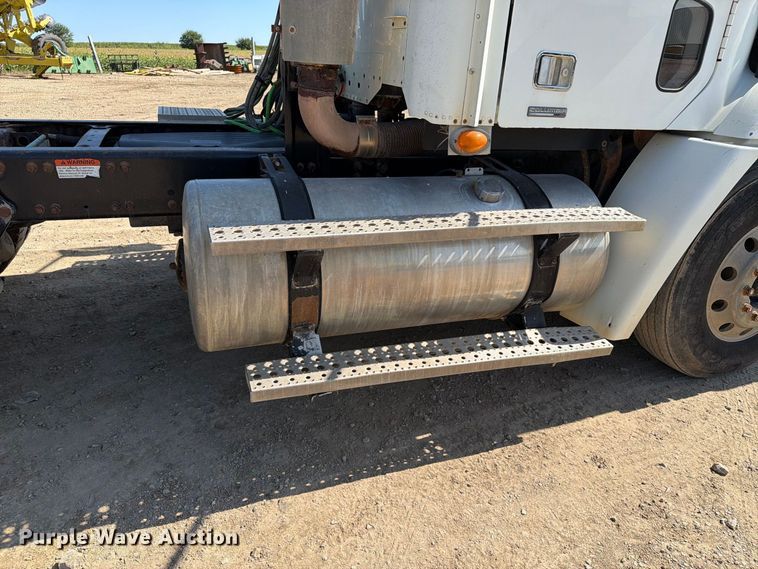 image for item FT8086 2006 Freightliner Columbia semi truck