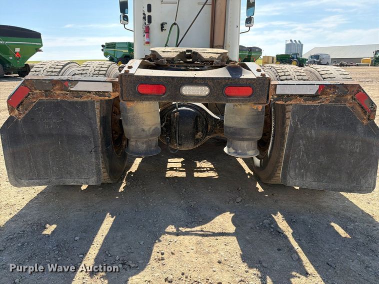 image for item FT8086 2006 Freightliner Columbia semi truck