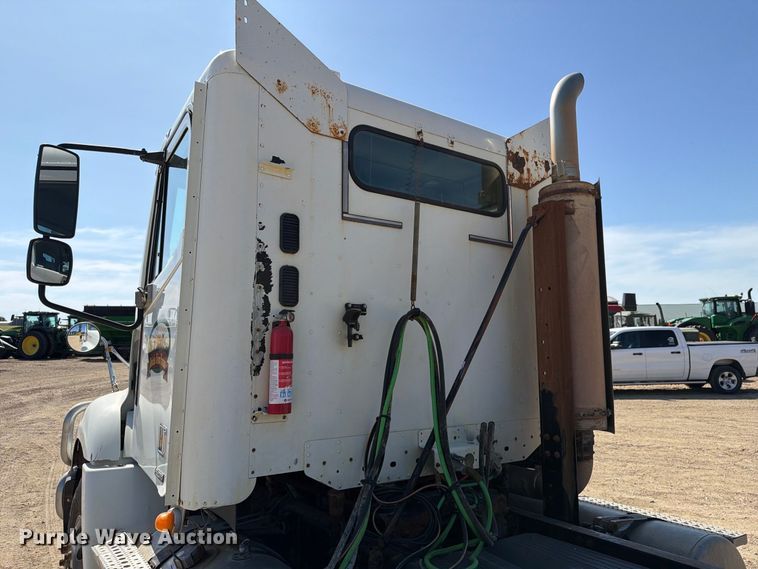image for item FT8086 2006 Freightliner Columbia semi truck