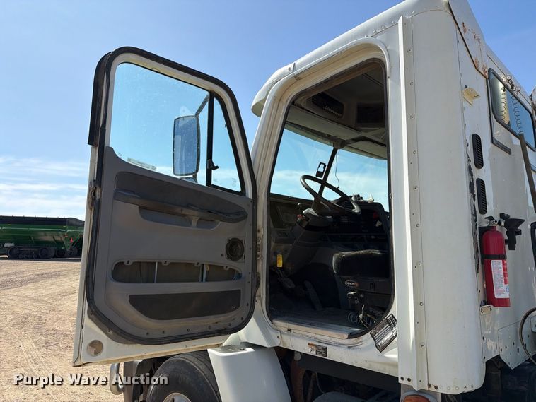 image for item FT8086 2006 Freightliner Columbia semi truck