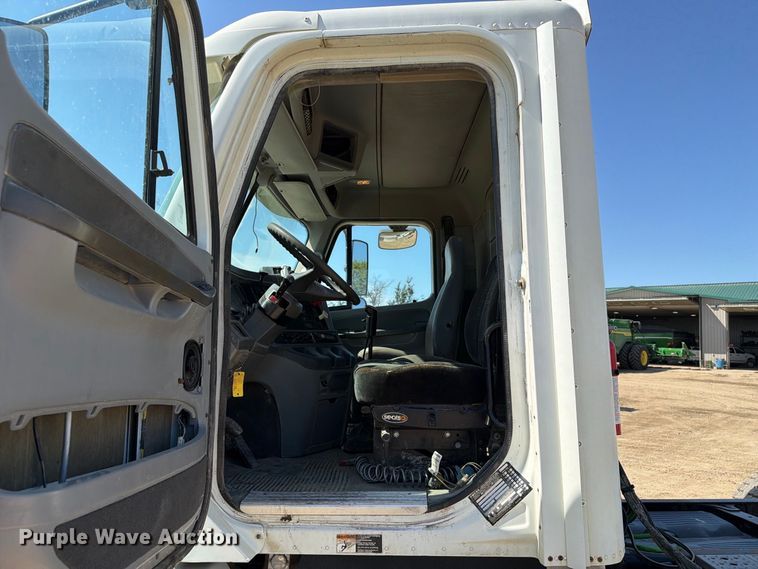 image for item FT8086 2006 Freightliner Columbia semi truck