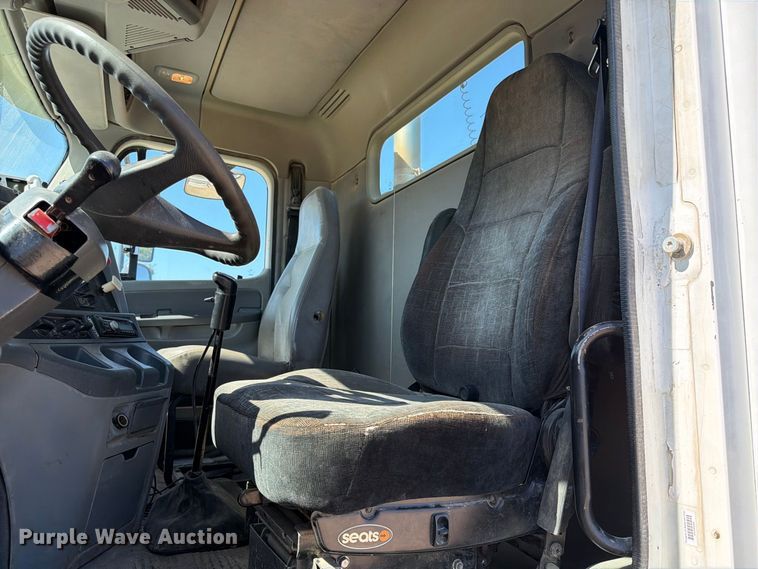 image for item FT8086 2006 Freightliner Columbia semi truck