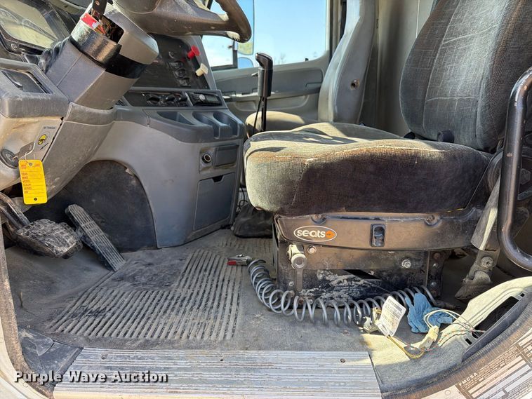 image for item FT8086 2006 Freightliner Columbia semi truck