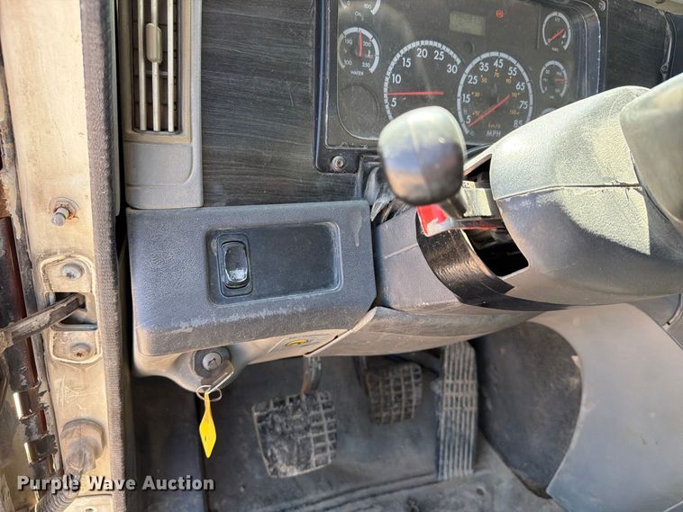 image for item FT8086 2006 Freightliner Columbia semi truck