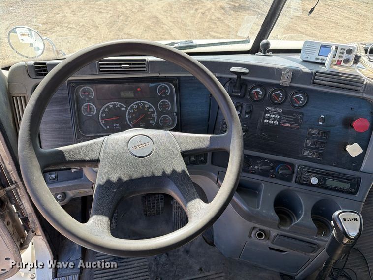 image for item FT8086 2006 Freightliner Columbia semi truck