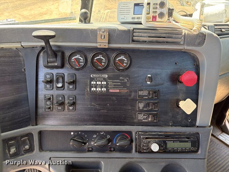 image for item FT8086 2006 Freightliner Columbia semi truck
