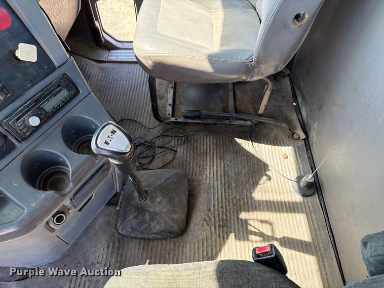 image for item FT8086 2006 Freightliner Columbia semi truck