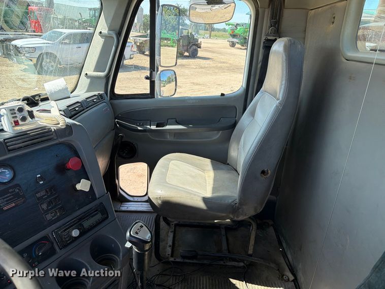 image for item FT8086 2006 Freightliner Columbia semi truck
