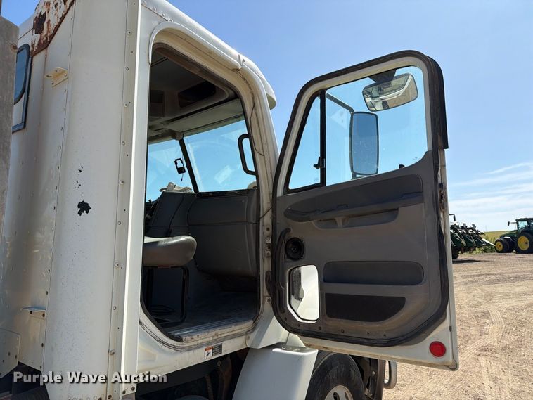 image for item FT8086 2006 Freightliner Columbia semi truck