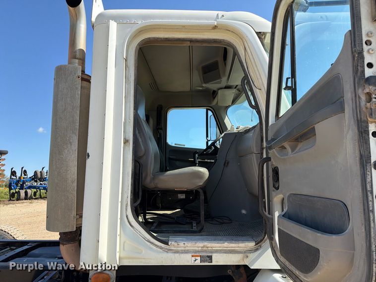 image for item FT8086 2006 Freightliner Columbia semi truck