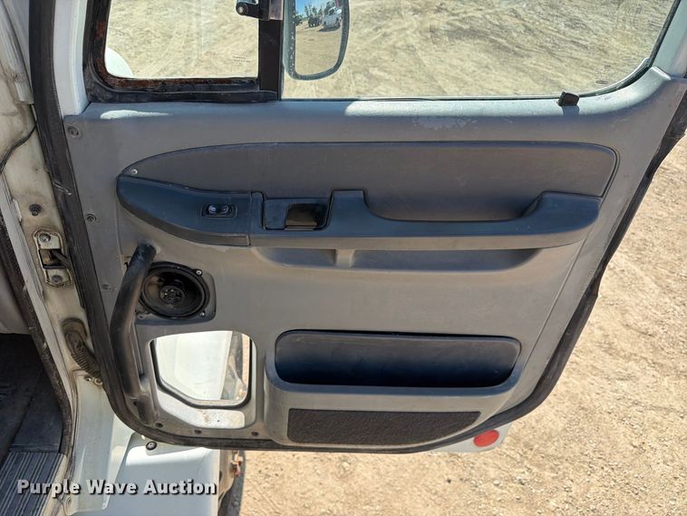 image for item FT8086 2006 Freightliner Columbia semi truck