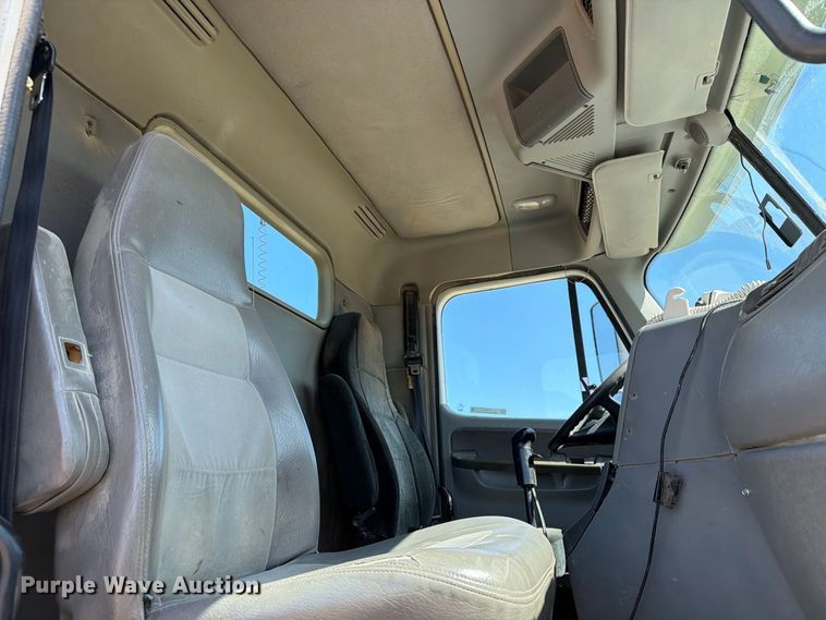 image for item FT8086 2006 Freightliner Columbia semi truck