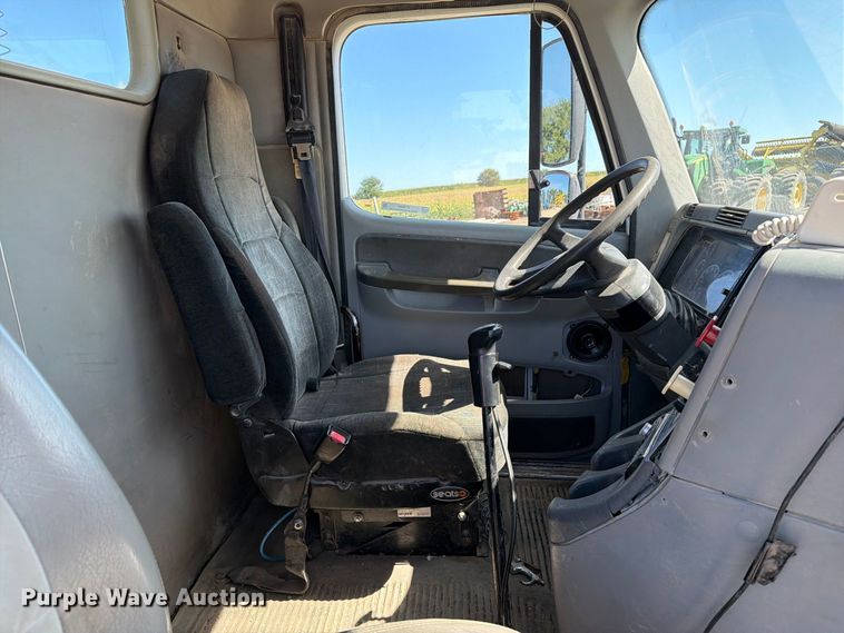 image for item FT8086 2006 Freightliner Columbia semi truck