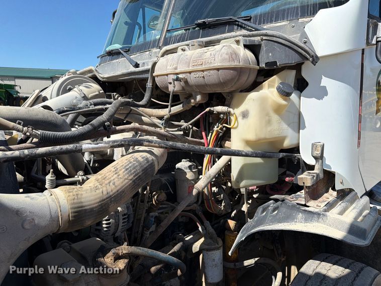 image for item FT8086 2006 Freightliner Columbia semi truck