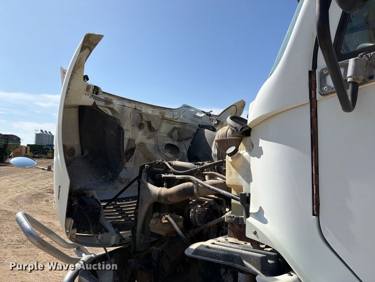 image for item FT8086 2006 Freightliner Columbia semi truck