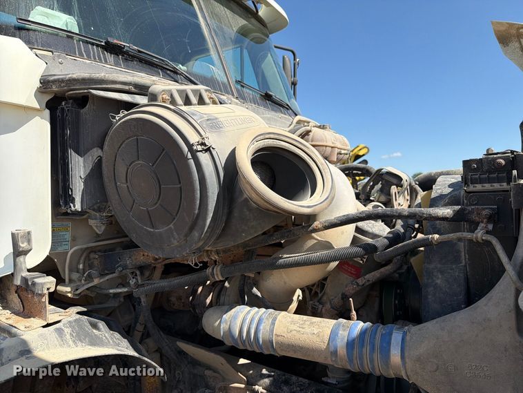 image for item FT8086 2006 Freightliner Columbia semi truck