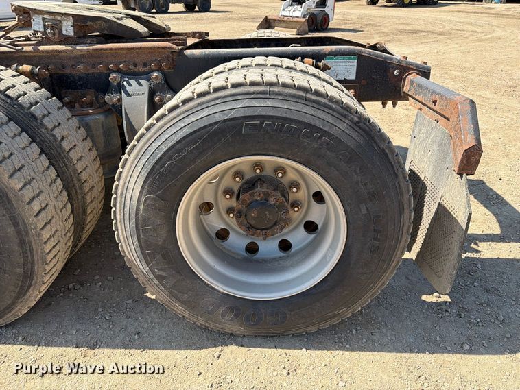 image for item FT8086 2006 Freightliner Columbia semi truck