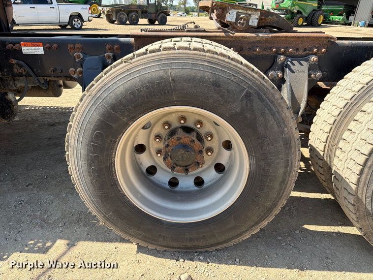 image for item FT8086 2006 Freightliner Columbia semi truck