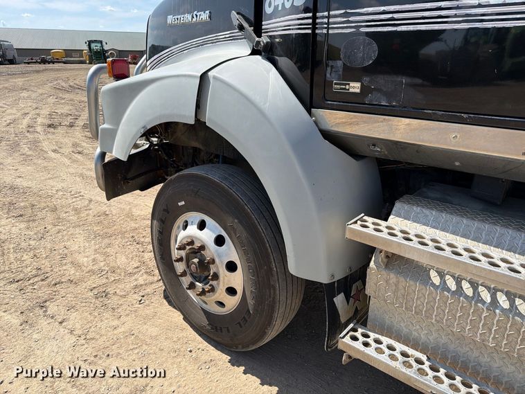 image for item FT8087 2015 Western Star 4900 semi truck