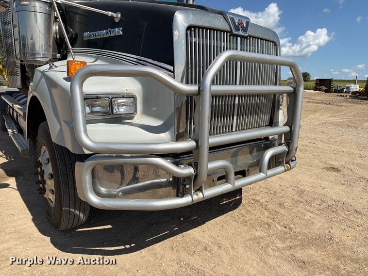 image for item FT8087 2015 Western Star 4900 semi truck