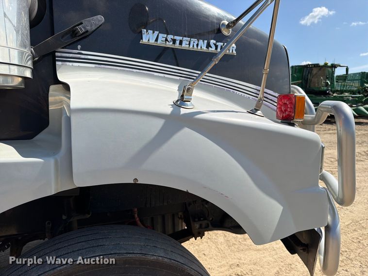 image for item FT8087 2015 Western Star 4900 semi truck