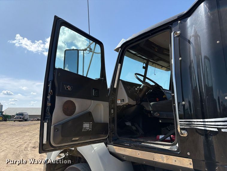 image for item FT8087 2015 Western Star 4900 semi truck