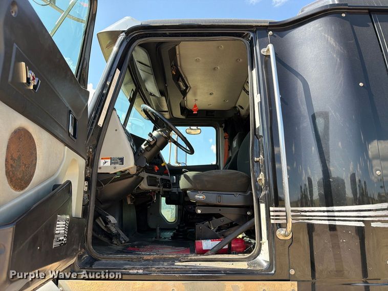 image for item FT8087 2015 Western Star 4900 semi truck