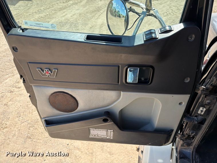 image for item FT8087 2015 Western Star 4900 semi truck