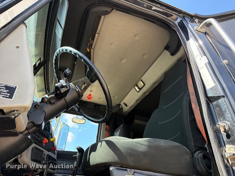 image for item FT8087 2015 Western Star 4900 semi truck