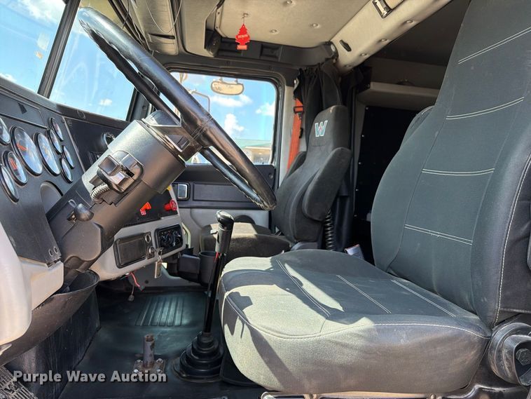 image for item FT8087 2015 Western Star 4900 semi truck