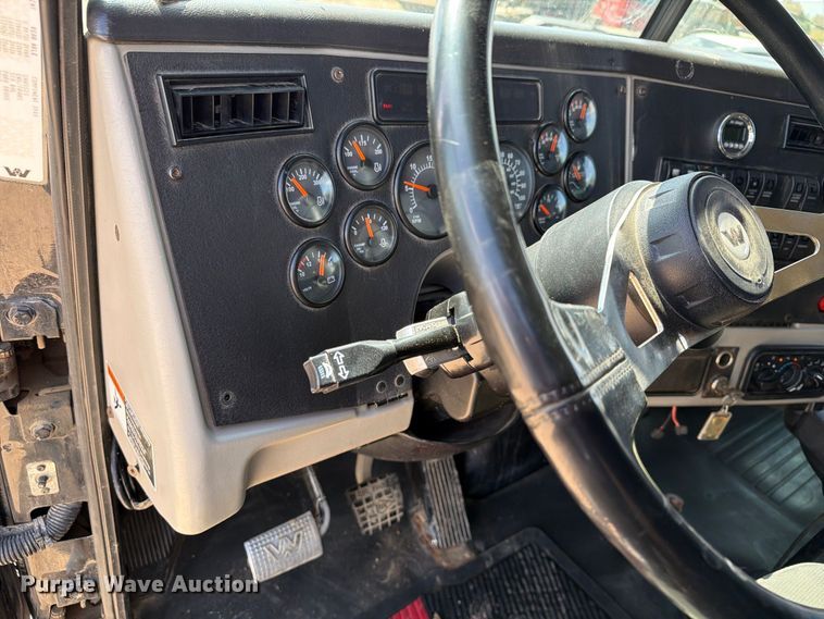 image for item FT8087 2015 Western Star 4900 semi truck