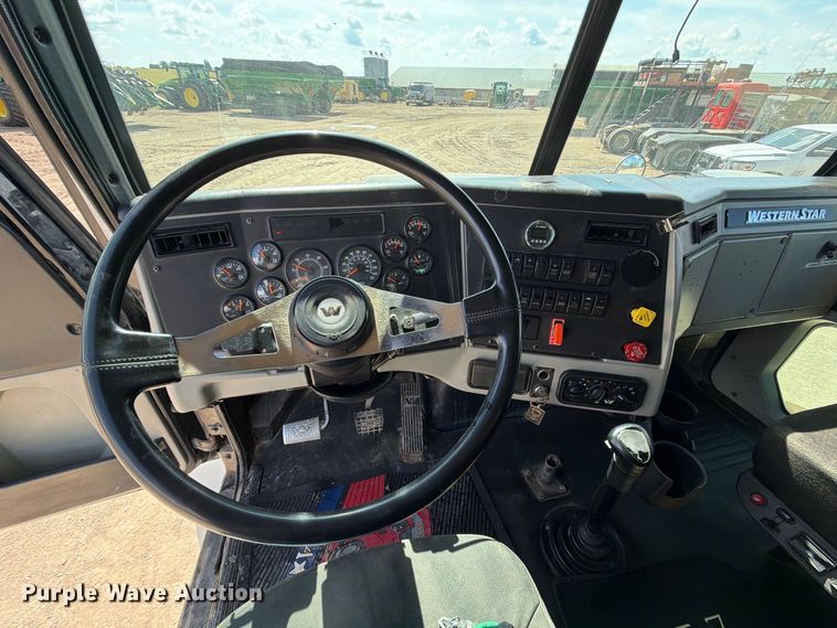 image for item FT8087 2015 Western Star 4900 semi truck
