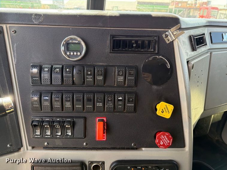 image for item FT8087 2015 Western Star 4900 semi truck