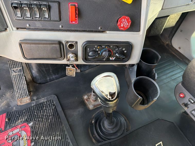 image for item FT8087 2015 Western Star 4900 semi truck
