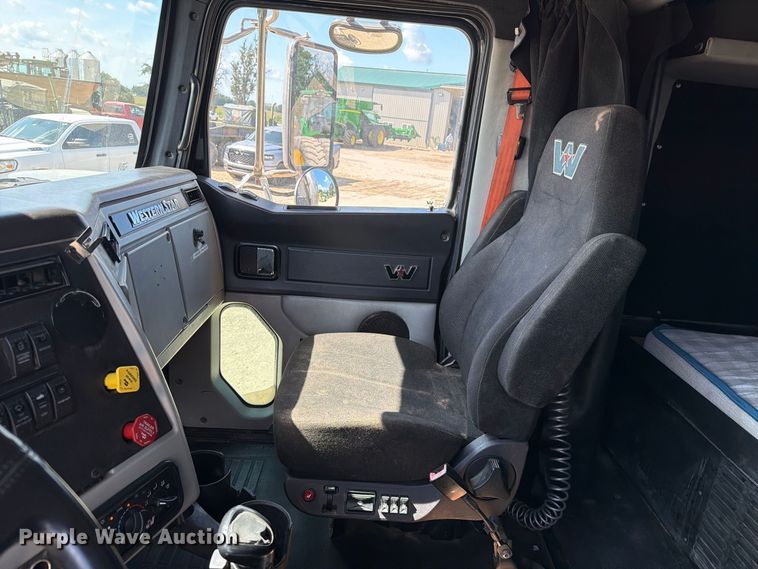 image for item FT8087 2015 Western Star 4900 semi truck
