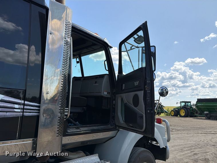 image for item FT8087 2015 Western Star 4900 semi truck