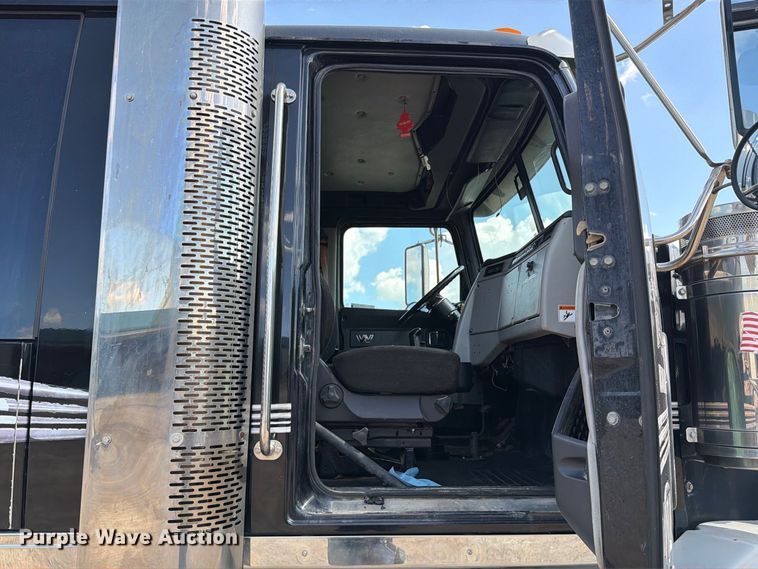 image for item FT8087 2015 Western Star 4900 semi truck