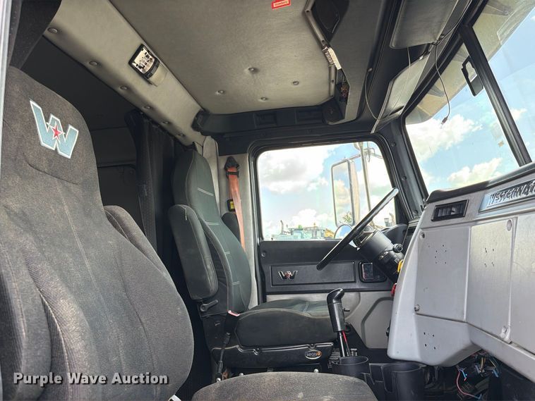 image for item FT8087 2015 Western Star 4900 semi truck