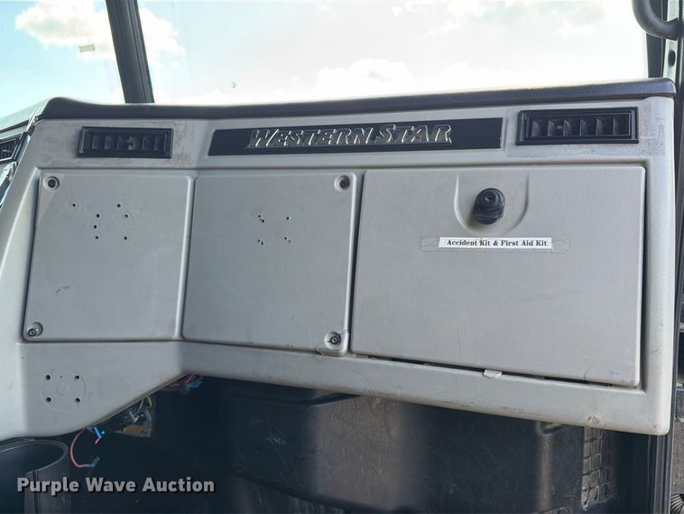 image for item FT8087 2015 Western Star 4900 semi truck