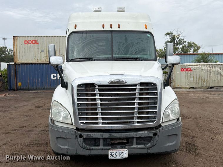 image for item FU4726 2012 Freightliner Cascadia semi truck