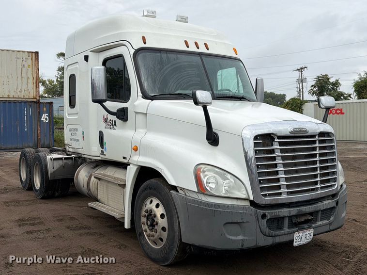 image for item FU4726 2012 Freightliner Cascadia semi truck