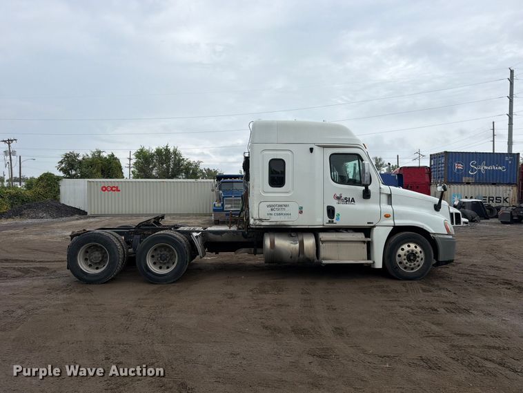 image for item FU4726 2012 Freightliner Cascadia semi truck