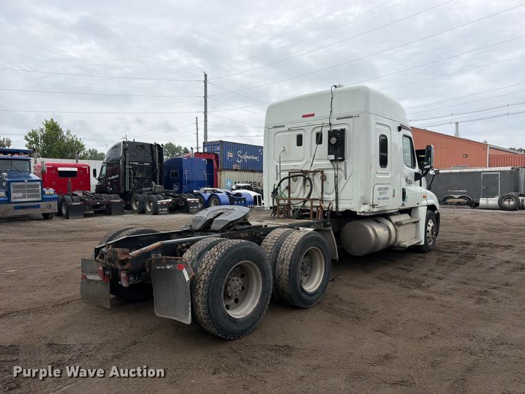 image for item FU4726 2012 Freightliner Cascadia semi truck