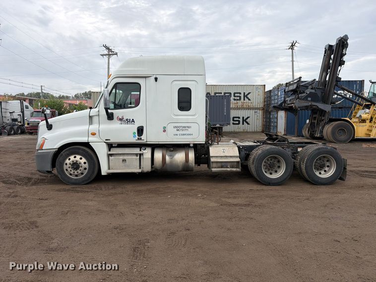 image for item FU4726 2012 Freightliner Cascadia semi truck
