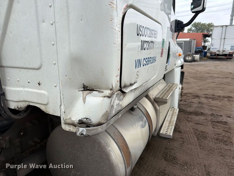 image for item FU4726 2012 Freightliner Cascadia semi truck