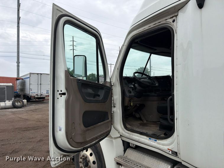 image for item FU4726 2012 Freightliner Cascadia semi truck