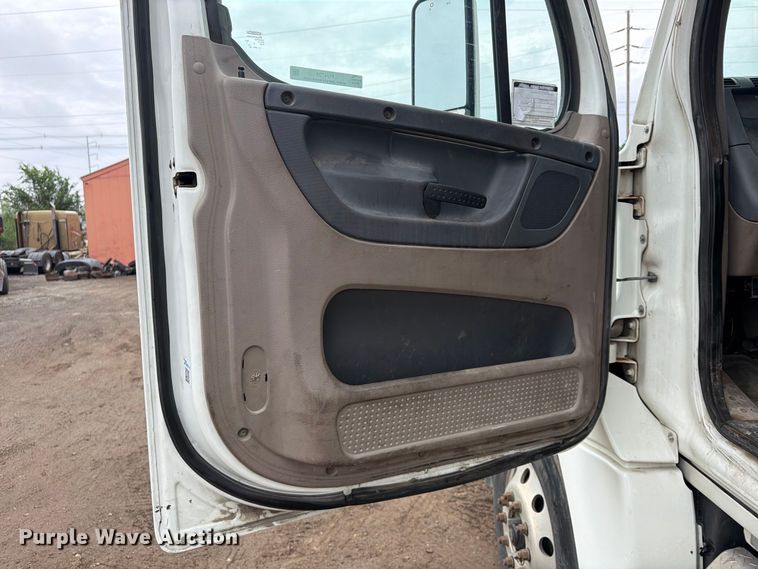 image for item FU4726 2012 Freightliner Cascadia semi truck
