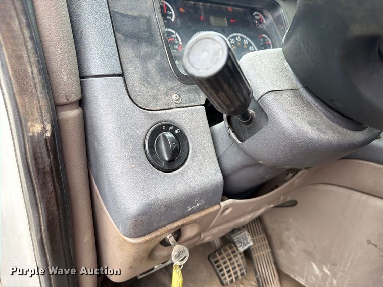 image for item FU4726 2012 Freightliner Cascadia semi truck